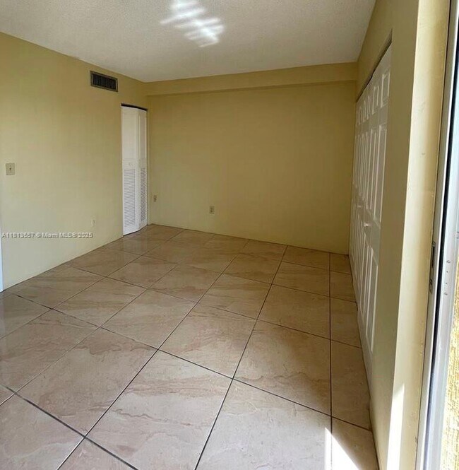 Building Photo - 9220 Fontainebleau Blvd