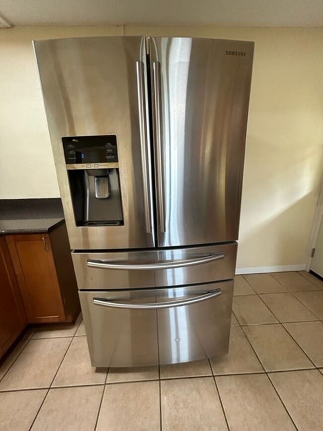 Building Photo - Available on 12/16/25, spacious 1570 sq ft, 3 Bedrooms, 2 Baths, 2 Car Garage Single-Family Home ...