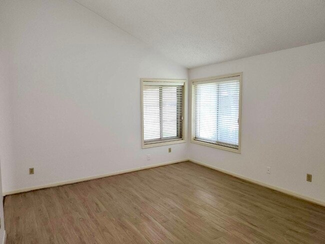 Building Photo - 2118 Hickory Lawn Dr