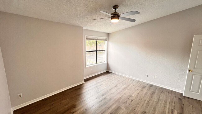 Building Photo - Unlock Your Perfect Winter Park Retreat: F...