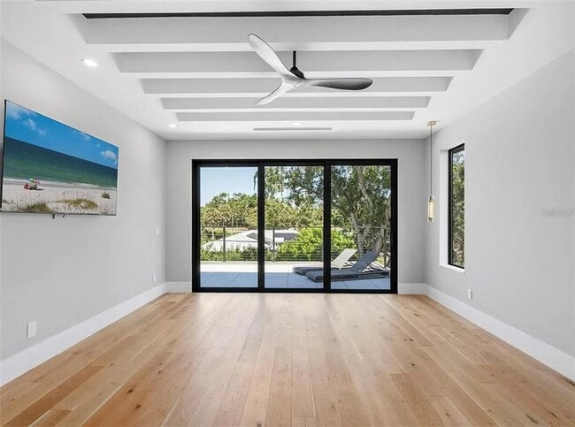 Building Photo - 2467 Hyde Park St