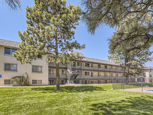 Building Photo - 3 Bedroom 2 Bathroom Condo in Lakewood!