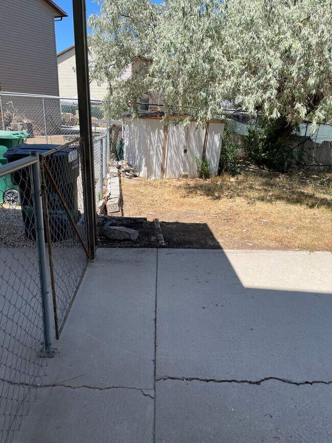 Building Photo - 2 Bedroom, 1.5 Bathroom Twin Home in West ...