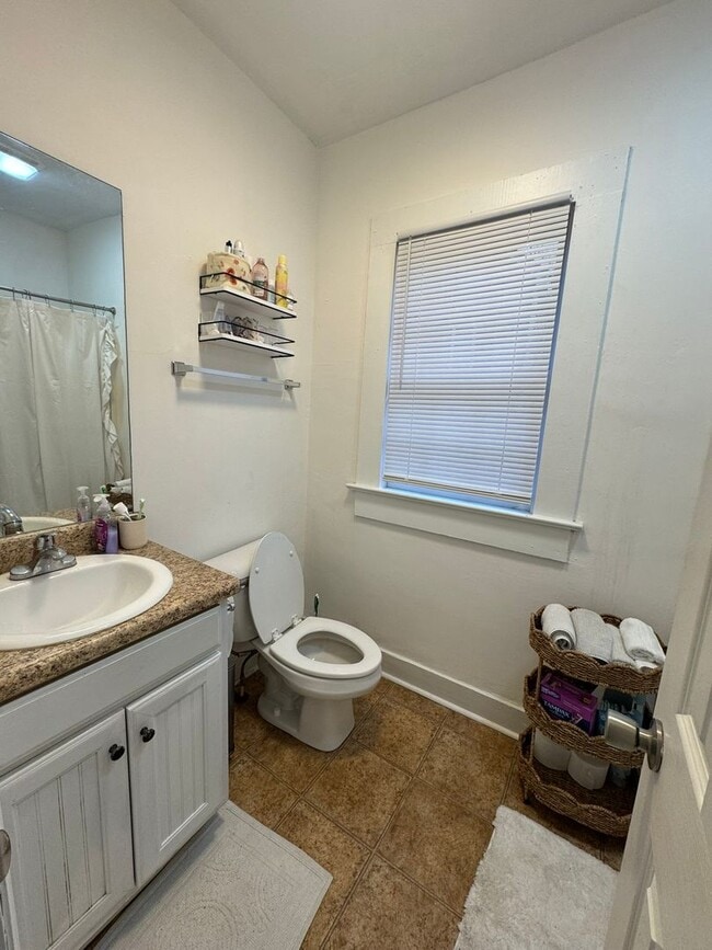 Building Photo - Awesome 3 Bed Close to Campus