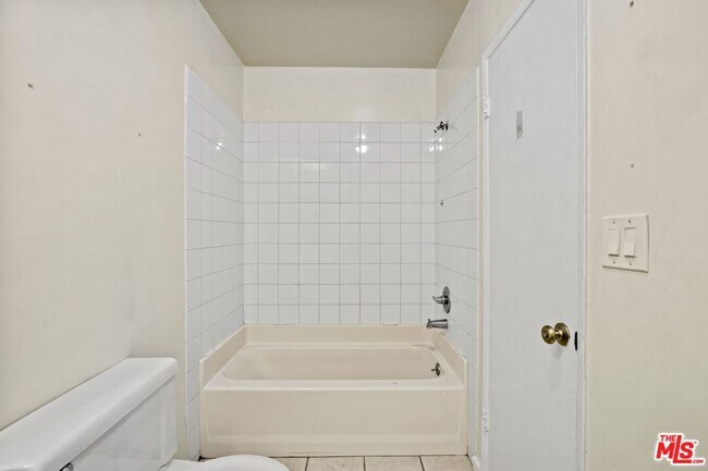 Building Photo - 1033 6th St