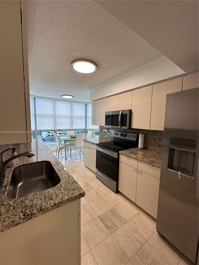 Building Photo - 3600 Mystic Pointe Dr