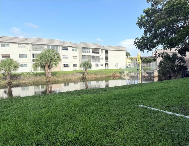Building Photo - 8590 Sunrise Lakes Blvd