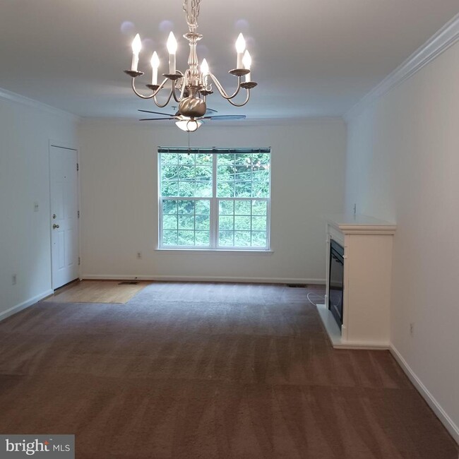 Building Photo - 2125 Hideaway Ct