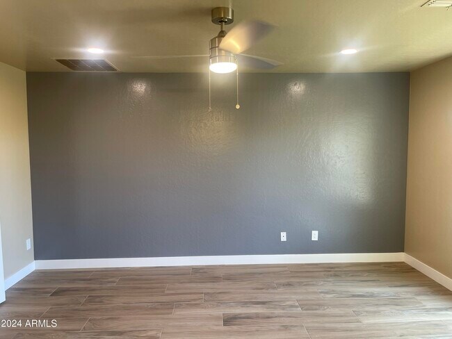 Building Photo - 15433 W Mercer Ln