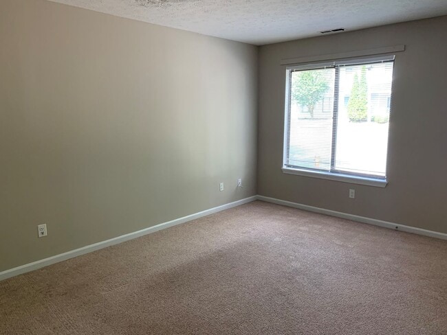Building Photo - 3 Bedroom Townhouse Close to Liberty Unive...