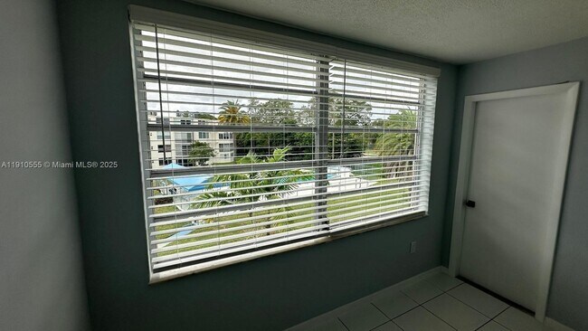 Building Photo - 1701 NE 191st St