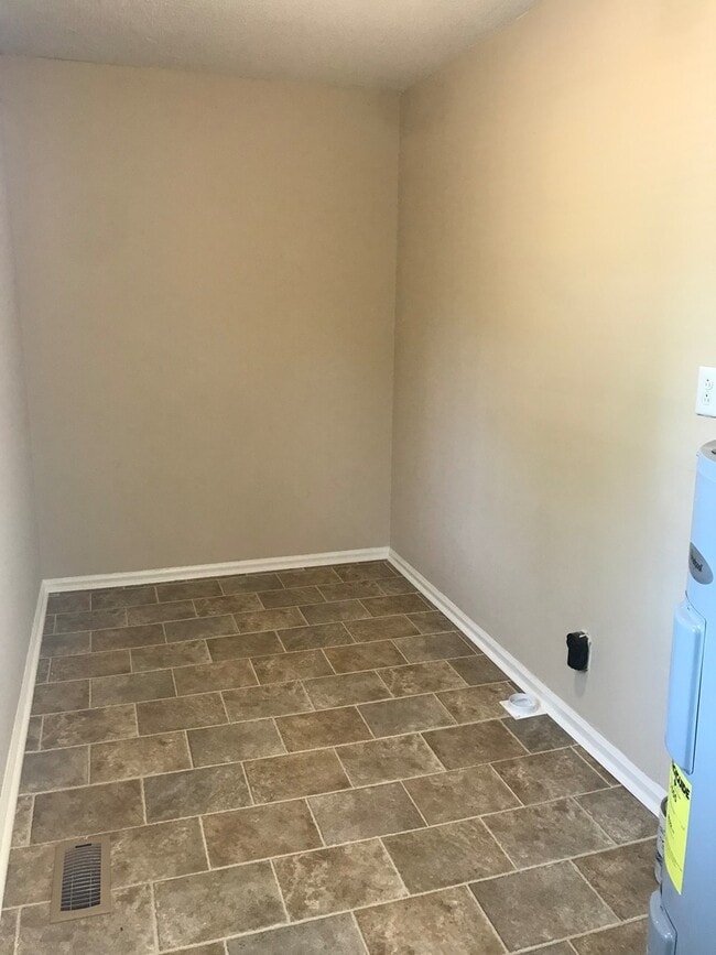 Building Photo - 808 Bedford Dr