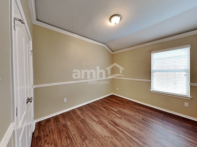 Building Photo - 1835 Manor Dr