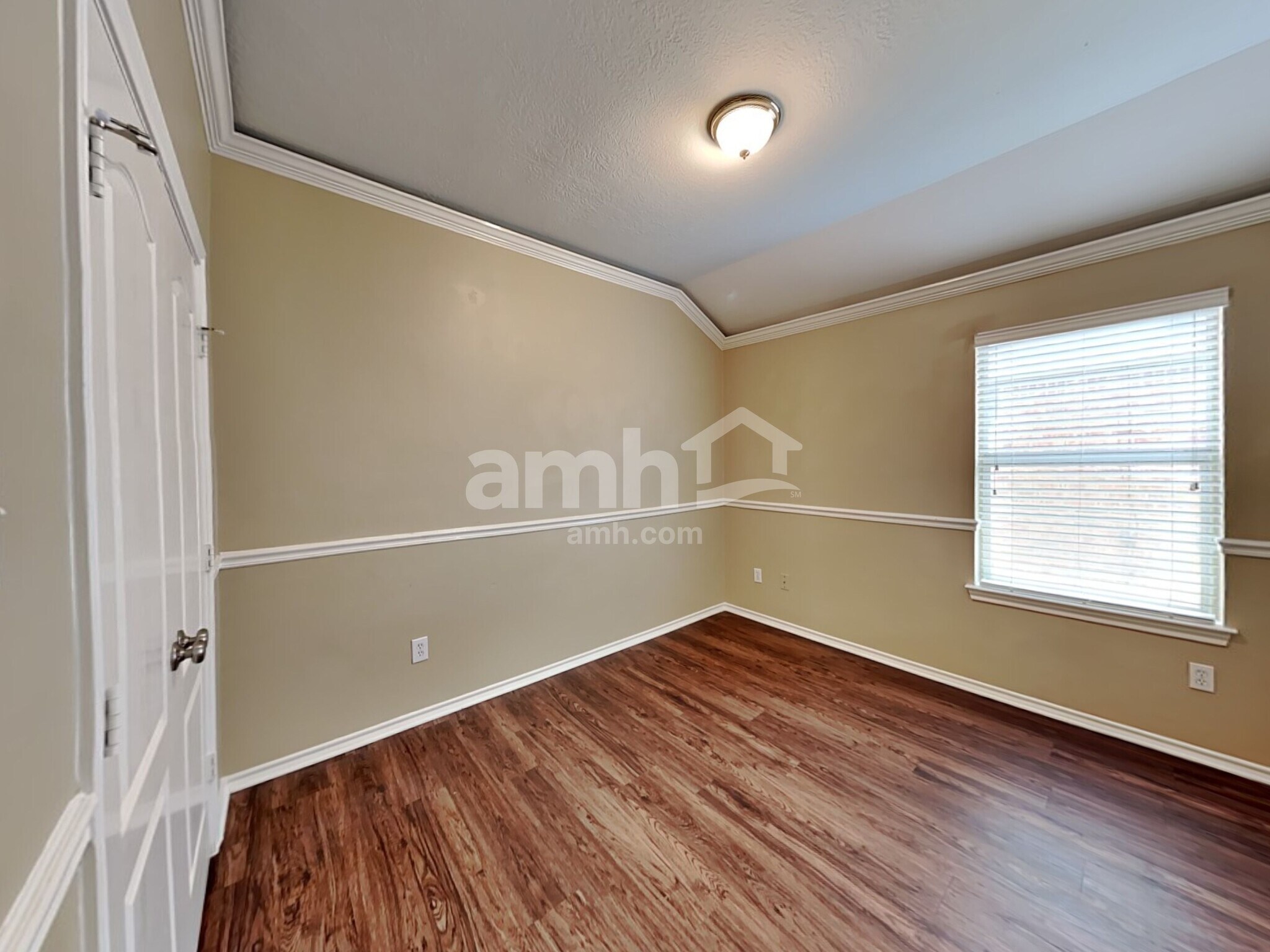 Building Photo - 1835 Manor Dr