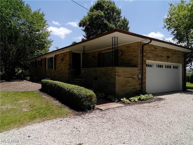 Primary Photo - 5192 Center Rd
