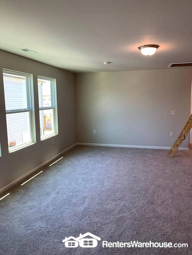 Building Photo - Spacious 4-bedroom home with large loft! A...