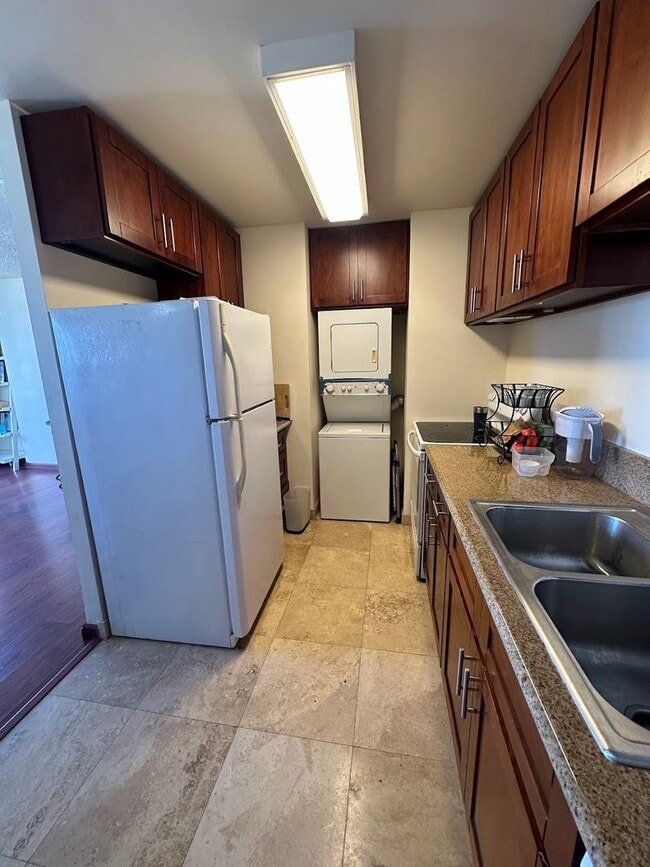 Building Photo - Roya Court Furnished 1 bed, 1 ba, 1 parkin...