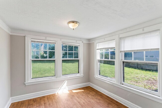 Building Photo - Charming 3-Bed Home Near UMKC with Hardwoo...