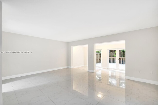 Dining Area - 3056 Shipping Ave