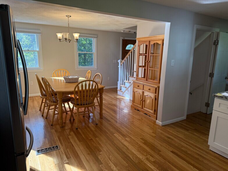 Dining Room/Front Door - 2 Stonehedge Cir