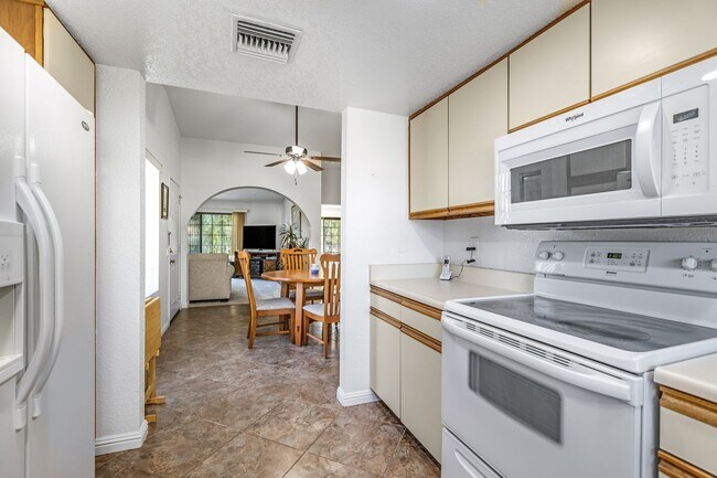 Building Photo - Stylish Palm Springs Condo with Private Po...