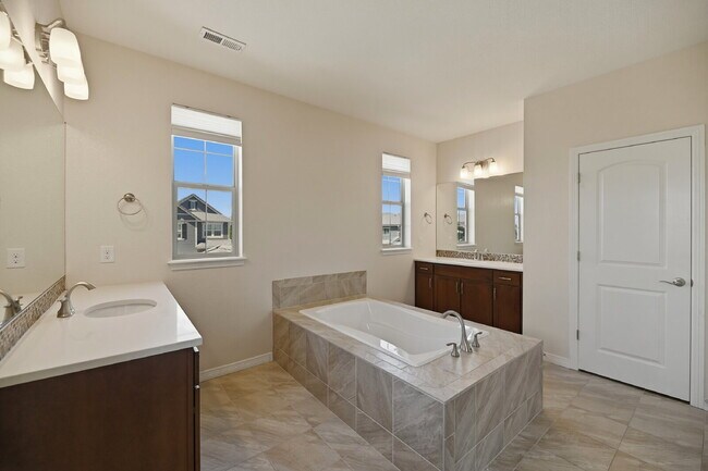 Building Photo - $4,340.95, 5 Beds - 3.5 Bath, Single Family Home in Broomfield with Pool Access!