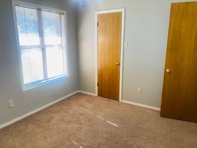 Building Photo - 3 bed 2 bath 2 car garage! Self Showing