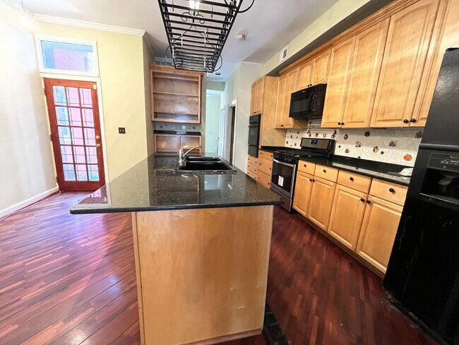 Building Photo - Private room in 3 bedroom Washington Apart...