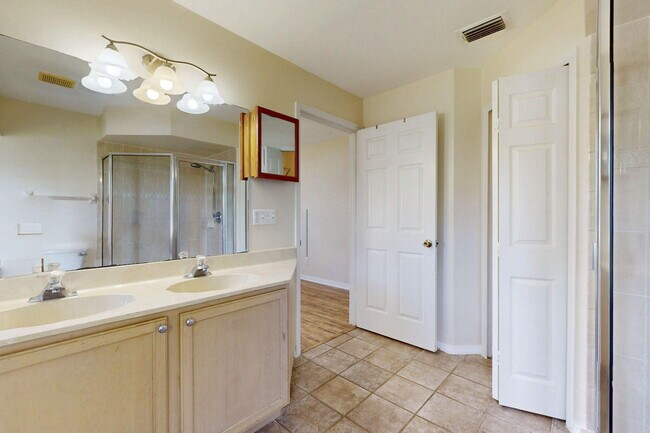 Building Photo - 967 SE Browning Ave