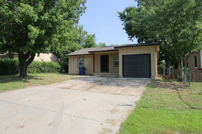 Building Photo - Recently Remodeled 3 Bed 2 Bath!