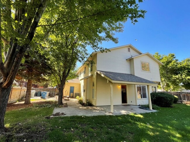 Building Photo - Beautiful 5bd 3ba home on corner lot, Edge...