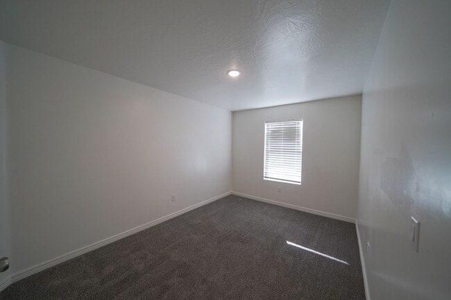 Building Photo - Spacious Townhome for Rent – Prime Location!