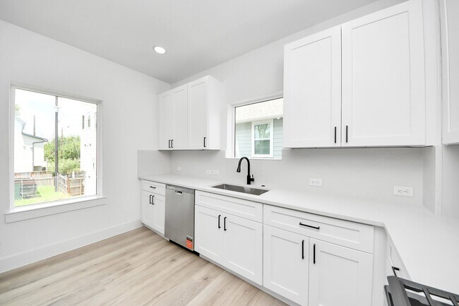 Building Photo - 4410 Allen St