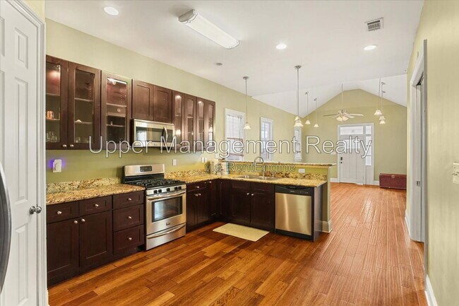 Building Photo - 523 S Hennessey St