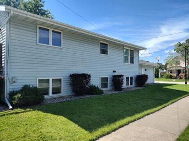 Primary Photo - 1105 Arthur Ave