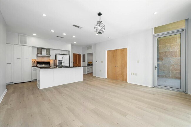 Building Photo - 1600 Barton Springs Rd