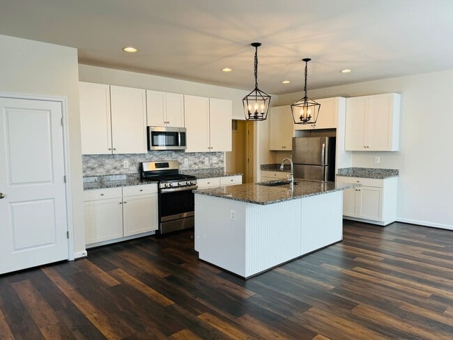 Building Photo - EMBREY MILL - ALMOST NEW - BEAUTIFUL 4 BEDROOM HOME