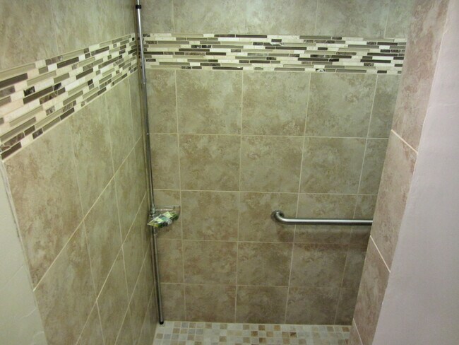 Large shower - 4069 Cedar Ave