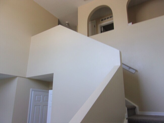 Building Photo - Beautiful 4 Bedroom