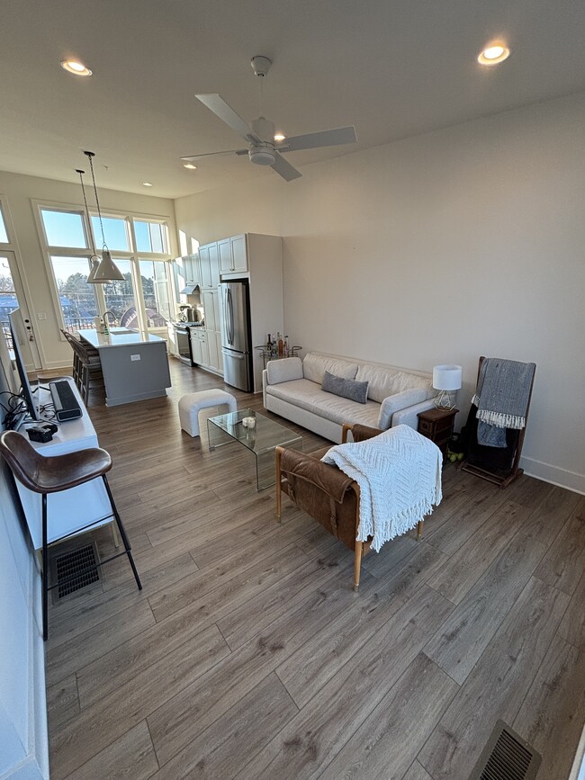 Living room / kitchen - 949 Lang Way SE