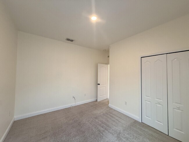 Building Photo - 32 Olivine Ct