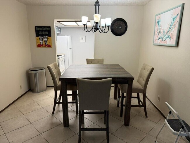 Building Photo - 907 E Meadowmere Ln