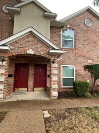 Building Photo - Quiet 2 bedroom townhome close to Downtown Denton Square