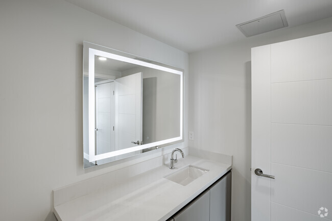 3BR, 3BA - 1600 SF - 1070 S Holt Ave