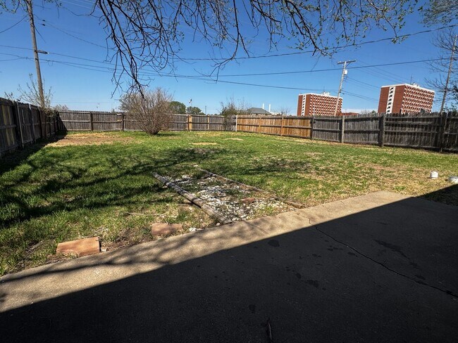 Building Photo - 3417 SW Crestview- Available now!