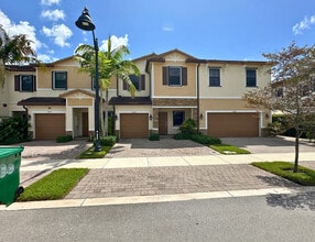 Building Photo - Stylish 3-Bedroom Home with Pool, Garage &...