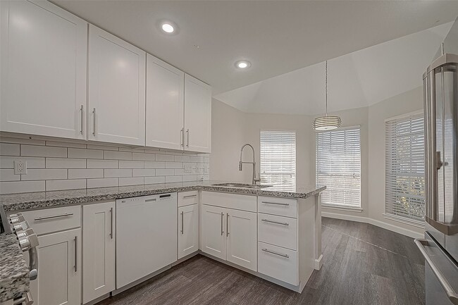 Building Photo - 2323 Pine Cone Dr