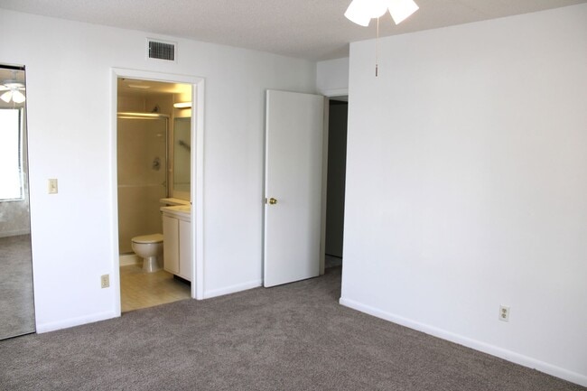Building Photo - 952 Courtyard Ln