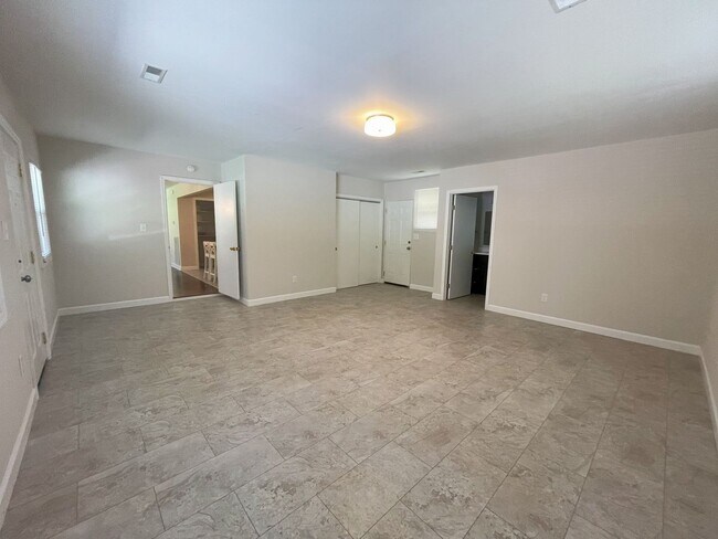 Building Photo - Stylishly Renovated & Prime Location!
