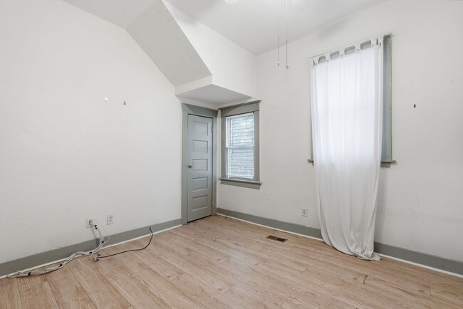 Building Photo - 538 E Waldburg St